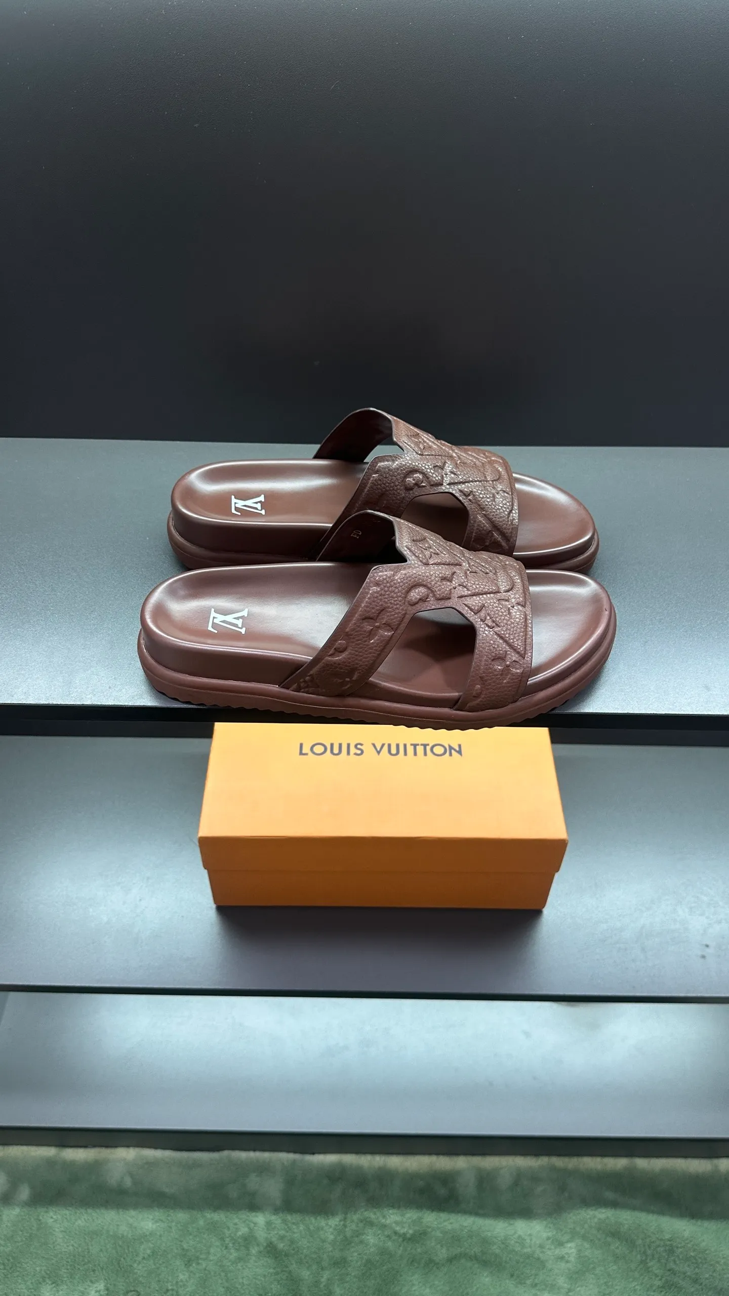 P320 🔍LV Men's Spring and Summer Slippers Counter Synchronization. The uppers are imported cowhide fabric from Italy, with logo graphics and high-quality craftsmanship. The soles are: original soles specially provided by the original factory. The exclusive movable molded soles are super comfortable. The original factory follows the order. 🔍🔍High quality. You can enter and leave the counter at will. Welcome to compare. Code number 38-45 No. 058
